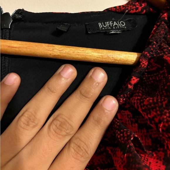 BUFFALO Long Sleeve Ruffled Hem/Collar Red Serpent Size L - Picture 4 of 7